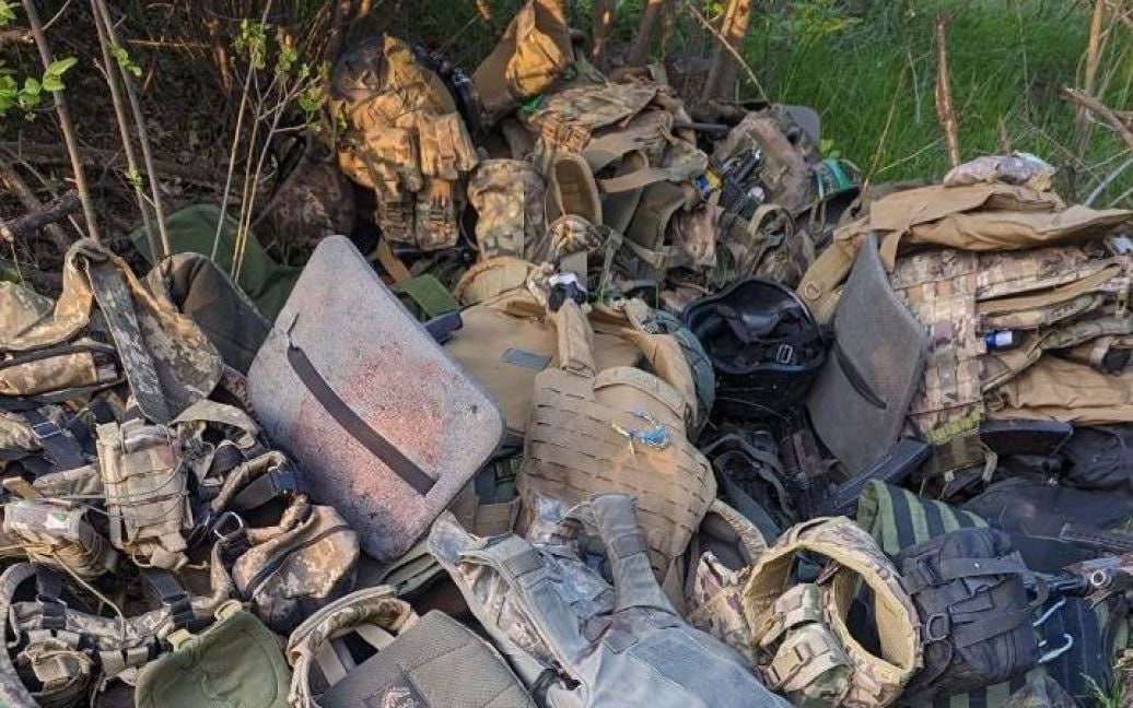 Прошла сквозь металл, но застряла в буханке: под Бахмутом хлеб спас воина от пули (фото)